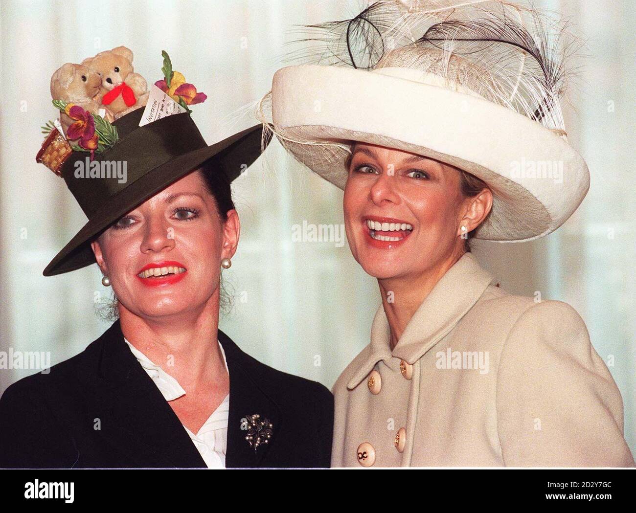 Lynne Allard (a sinistra) da Worthing, indossa il suo cappello, 'Teddy Bear's picnic ' e Jilly Johnson modella un cappello Herbert Johnson durante l'evento di raccolta fondi del 'Mad Hatter's Tea Party' a Claridges per la Scientific Exploration Society, oggi (Mercoledì). Il cappello della signora Allard è stato giudicato il miglior cappello della festa. Fotografia di ben Curtis /PA. Foto Stock