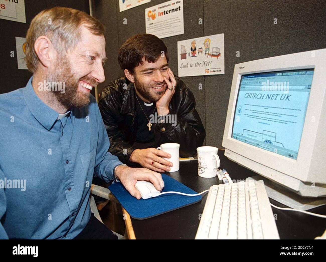 Vicars (da sinistra) Don Paul Knight, (a sinistra) e Rev Jason Boyd, navigate in internet alla Christian Resources Exhibition al G-Mex Centre di Manchester oggi (Giovedi). La mostra, mira a svelare i misteri della tecnologia, e in particolare di Internet, a sacerdoti e laici cristiani provenienti da tutto il paese. Le mostre includeranno il Graveyard Planner, che il diligente impiegato può utilizzare per registrare su disco che è sepolto dove nel suo cimitero. Ci saranno anche dimostrazioni dell'Inno digitale, una macchina karaoke ecclesiastica di dimensioni ridotte con 3,000 inni memorizzati su disco e disponibili Foto Stock