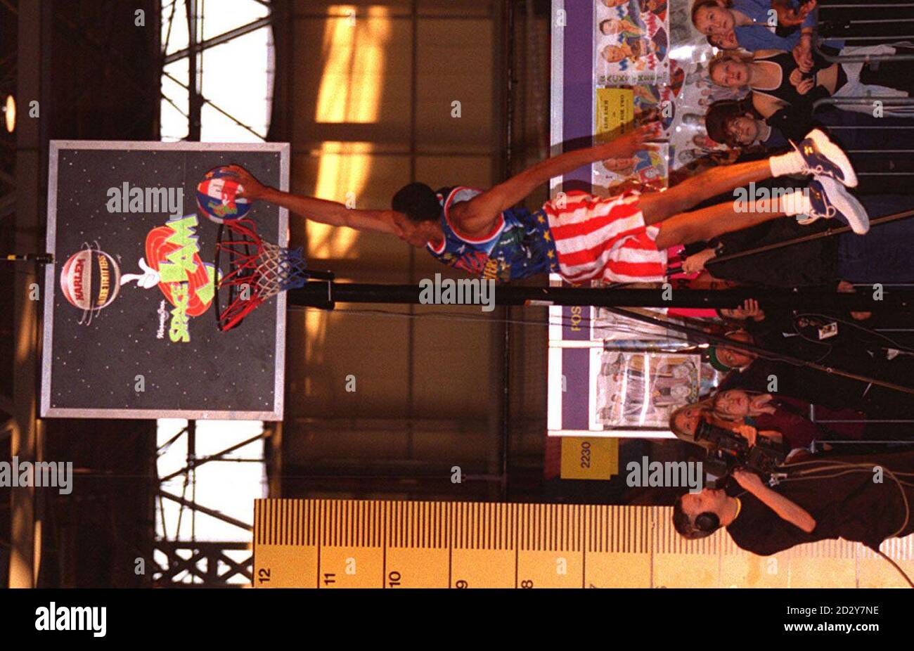 Fred 'Preacher' Smith dei Harlem Globetrotters raggiunge per entrare oggi nel Guinness Book of World Records (Sabato), al National Exhibition Centre, vicino Birmingham, con il più alto slam-dunk verticale mai registrato di 11 piedi 11 pollici (3.63 metri). Smith ha battuto il record precedente di tre centimetri mentre la sua squadra era in un tour in Europa. Foto di Charle Bibby/PA Foto Stock