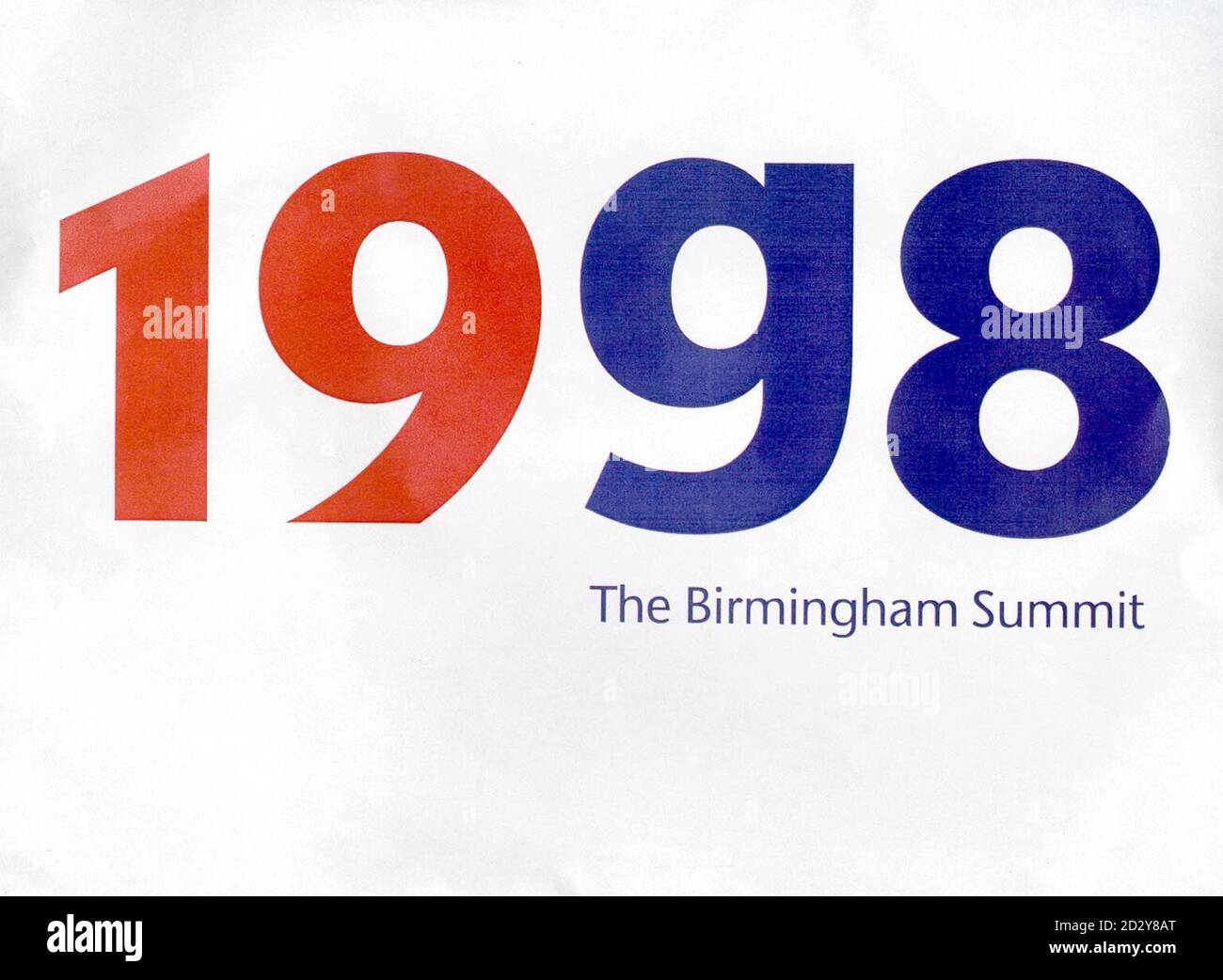 Un nuovo logo che segna la presidenza britannica del G8 è stato lanciato oggi (mercoledì). Segna il primo anno di un Vertice G8, visto che la Russia si è unita agli altri sette membri. Tony Blair ospiterà l'evento a Birmingham il prossimo maggio, a metà dell'anno di presidenza del Regno Unito, con piani per concentrarsi sull'occupabilità e sulla criminalità internazionale. Lancio del logo del Vertice il primo Ministro ha dichiarato: "Il logo simboleggia il nostro approccio moderno e dinamico alla Presidenza del G8 e la nostra determinazione a rendere il Vertice mirato e pratico". Foto Stock