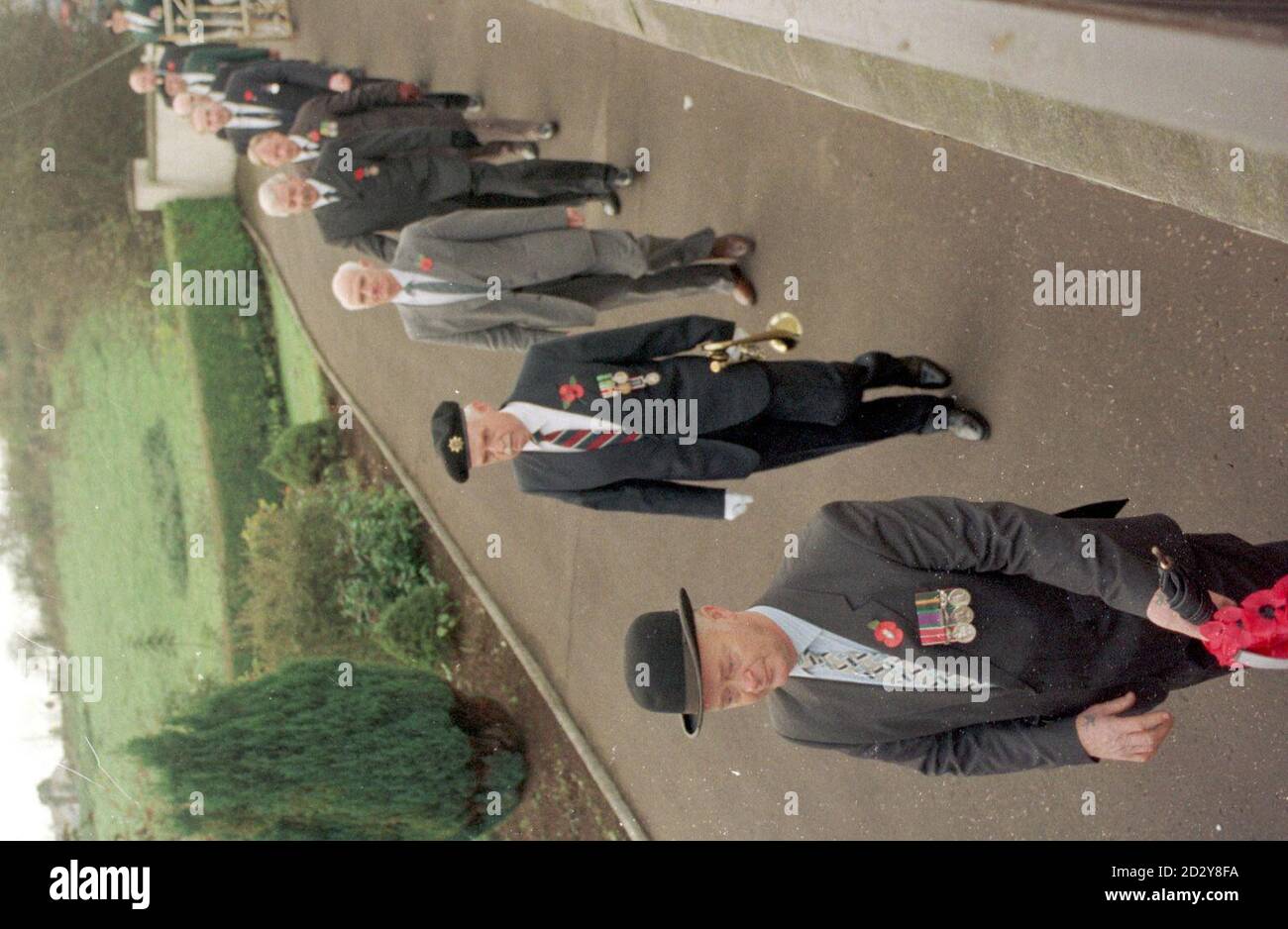 Gli ex-servi marciano nella chiesa per un giorno di ricordo a Bellaghy, Ulster, oggi (Domenica). Vedi PA Story SOCIAL Remembrance. Foto di Paul Hamilton /PA. Foto Stock