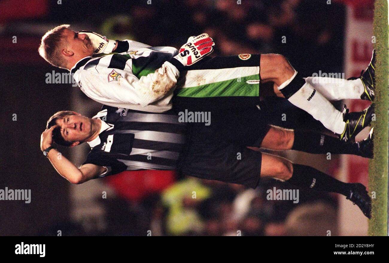 Il guardiano di Manchester United Peter Schmeichel (a destra) con l'arbitro Martin Bodenham dopo essere stato colpito in faccia da un oggetto durante la partita di Carling Premiership con Manchester United e Arsenal a Highbury, oggi (domenica). Arsenal ha vinto 3-2. Foto di Tony Harris/PA. Foto Stock