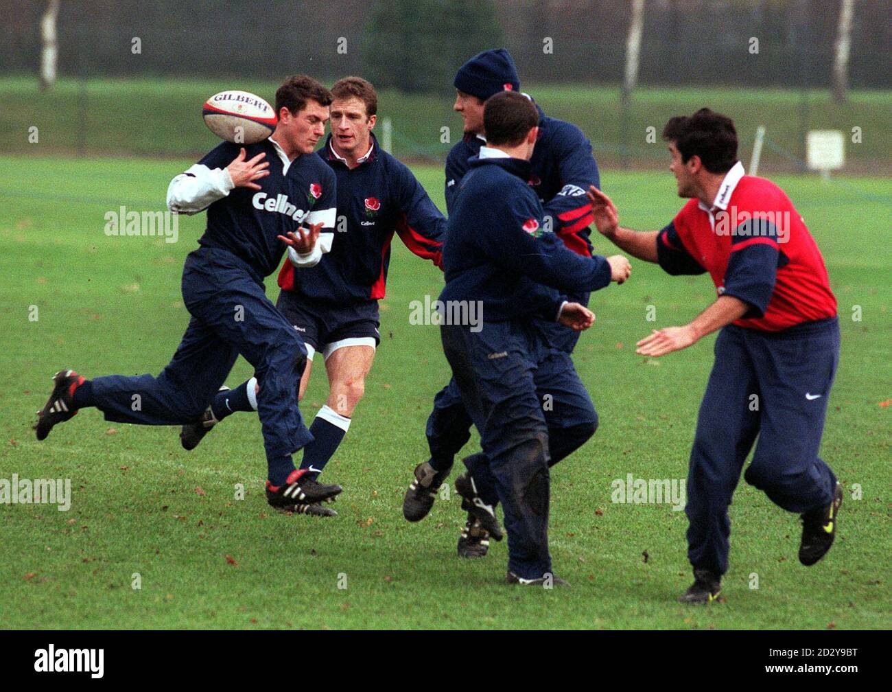 La squadra di rugby inglese in allenamento a Roehampton oggi (giovedì) mentre la squadra si prepara per la partita di sabato contro il Sud Africa, a Twickenham. Da sinistra: Matt Perry, Mike Catt, Will Greenwood (cappello di lana), Austin Healey e Nick Greenstock. Vedi la storia della PA RUGBYU Inghilterra. Foto di Rebecca Naden/PA Foto Stock