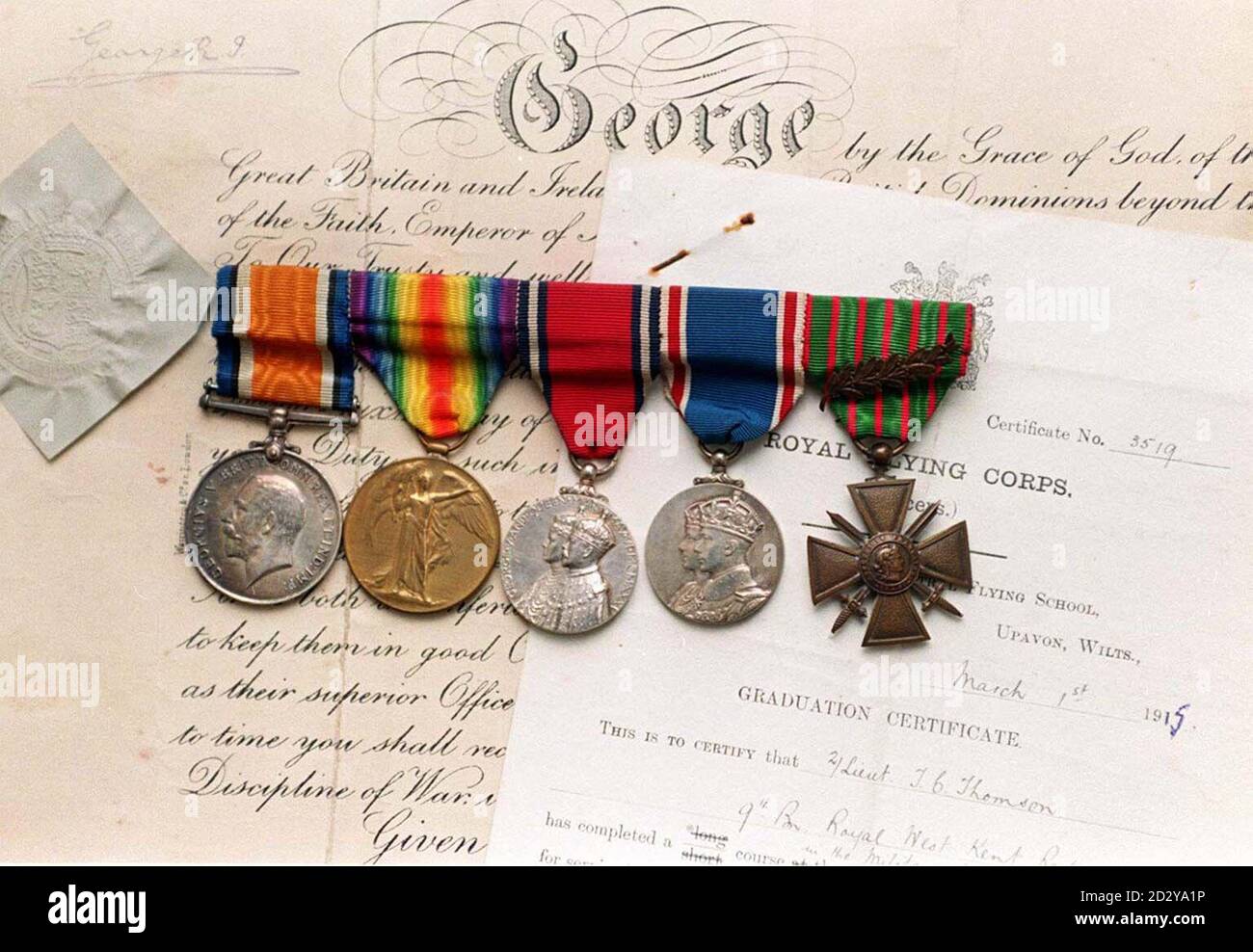 Medaglie della campagna del capitano Tilden Thomson, tra cui la "Croix de Guerre con palma" (a destra). Il Capitano può risolvere un mistero di 80 anni che circonda la morte del Barone Rosso. David Thomson ha detto oggi (mercoledì) che suo padre Tilden ha volato un aereo a due posti avvistatore basso sopra le linee tedesche come una decoy per attirare Barone Manfred von Richthofen in una trappola. Vedi PA Storia Baron. Foto PA. Foto Stock