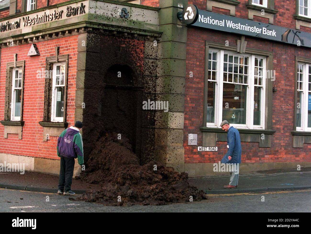 La porta del NatWest a Ponteland, oggi (venerdì) dopo che l'agricoltore David Cannon ha scaricato più di una tonnellata di rifiuti maleodoranti fuori da una banca in una doppia protesta contro il modo in cui lo ha trattato e l'atteggiamento del governo nei confronti dell'industria agricola. * 16/10/2000: Cannon, che è stato giudicato colpevole di aver causato danni criminali dopo un attacco simile, ha ricevuto una condanna sospesa in carcere presso la corte di Bedlington Magistrates, nel Northumberland. Aveva spruzzato lo stesso ramo e un altro nella vicina Newcastle-upon-Tyne in diverse occasioni negli ultimi anni durante il corso della sua protesta contro t Foto Stock