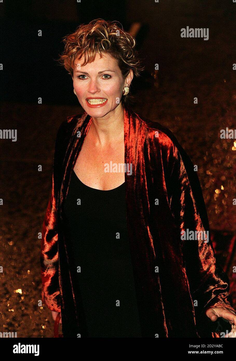 PA NEWS PHOTO 9/12/97 FIONA FULLERTON ARRIVA AL GALA PREMIERE MONDIALE DEL NUOVO FILM JAMES BOND 'DOMANI NEVER DIES' AL CINEMA ODEON DI LEICESTER SQUARE, LONDRA Foto Stock