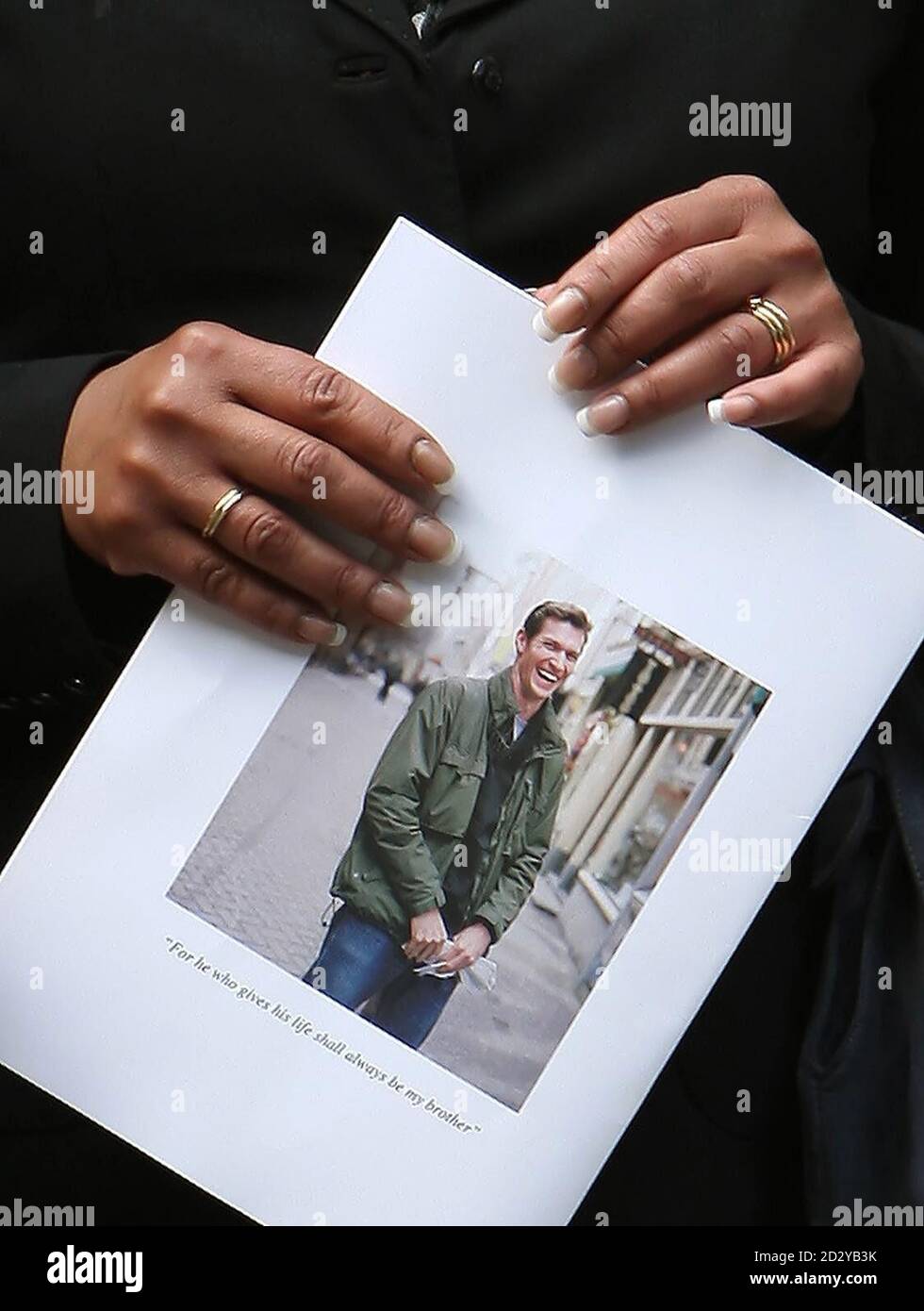 Un lutto ha un ordine di servizio dopo il funerale del fotografo Tim Hetherington, ucciso in un attacco mortaio in Libia, presso la Chiesa dell'Immacolata Concezione a Mayfair, Londra. Foto Stock