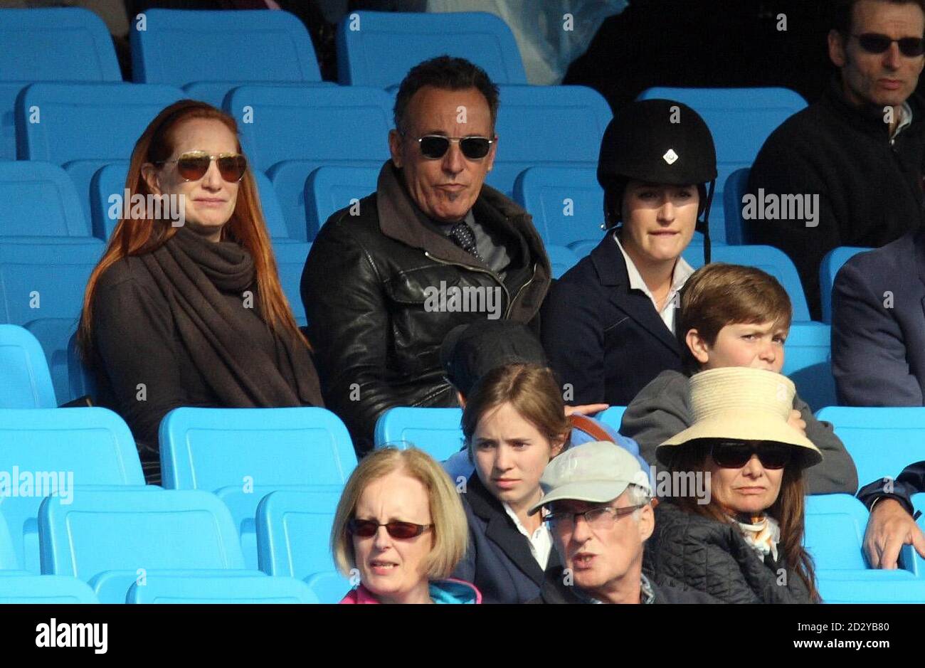 Bruce Springsteen con la moglie Patti Scialfa (a sinistra) e sua figlia Jessica (a destra) mentre guardano lo spettacolo saltando al Royal Windsor Horse. La figlia di Bruce, Jessica, si è esibita per gli Stati Uniti in eventi di salto in mostra. Foto Stock