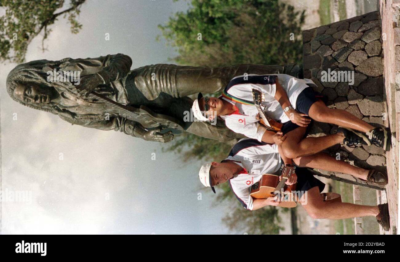 I cricketers inglesi John Crawley (a sinistra) e Mark Butcher, entrambi chitarristi acuti, posano con la statua di Bob Marley a Kingston, Giamaica oggi (Martedì). Foto di Rebecca Naden/PA Foto Stock