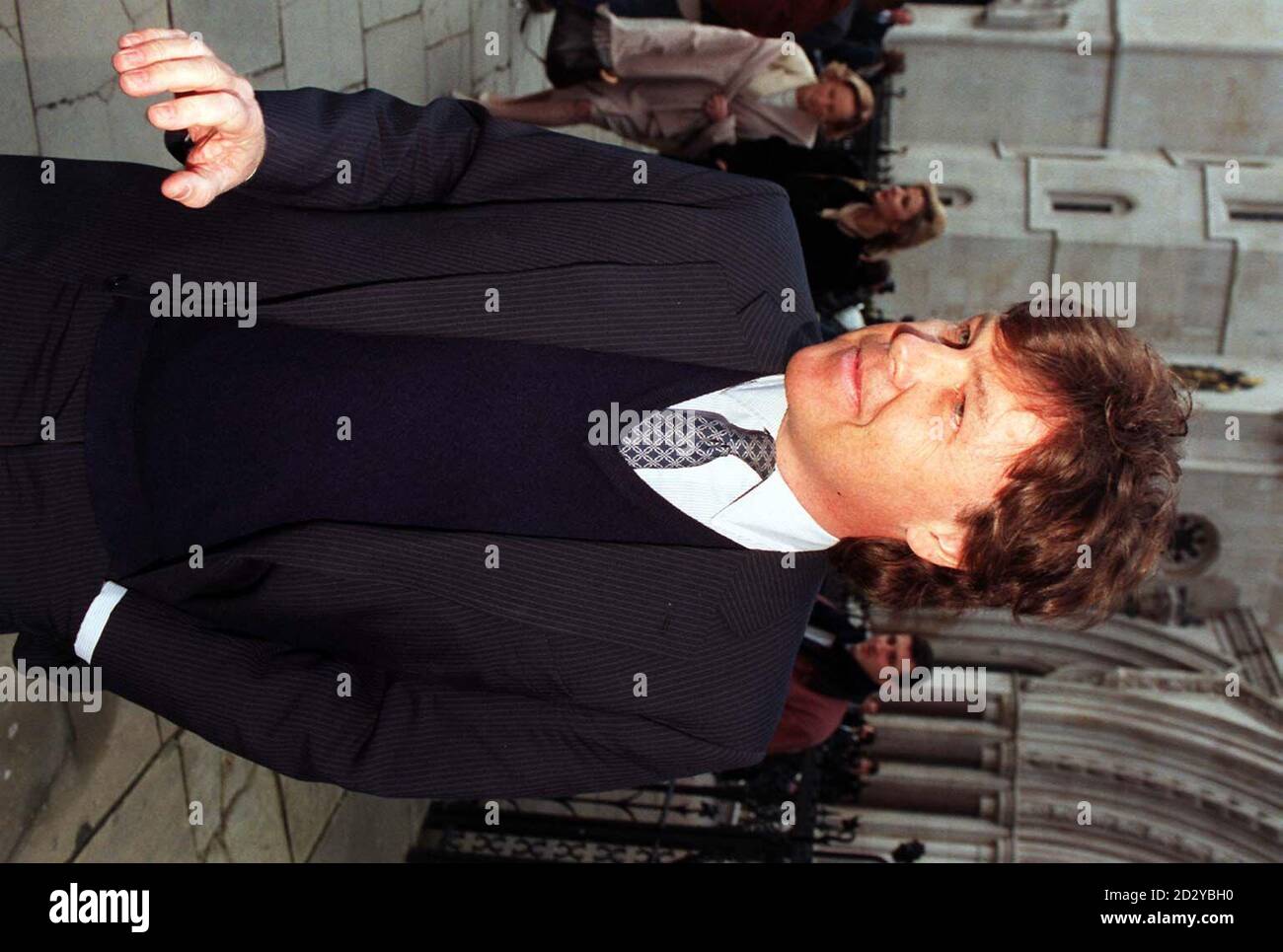 Autore ed ex deputato di Tory, Rupert Allason fuori della High Court a Londra oggi (Lunedi), dove sta citando la BBC per diffamare le accuse fatte contro di lui in un libro basato sulla serie, 'ho avuto notizie per voi'. Vedi PA storia COURTS Allason. Foto di John Stillwell/PA Foto Stock Autore ed ex deputato di Tory, Rupert Allason fuori della High Court a Londra oggi (Lunedi), dove sta citando la BBC per diffamare le accuse fatte contro di lui in un libro basato sulla serie, 'ho avuto notizie per voi'. Vedi PA storia COURTS Allason. Foto di John Stillwell/PA Foto Stock