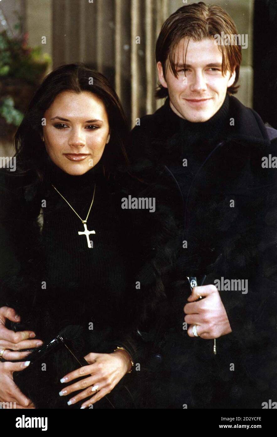 Victoria Adams ('Posh Spice') e il calciatore del Manchester United David Beckham posano per i fotografi a Crewe dopo aver annunciato il loro impegno. 4/3/99: Victoria dà alla luce il ragazzo, Brooklyn Joseph Beckham, al Portland Hospital for Women and Children. * Ospedale di Londra. Foto Stock
