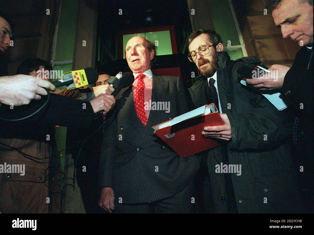 Lord Provost Pat Lally parla ai media fuori dalla Keir Hardy House a Glasgow questa sera (venerdì) dopo un incontro del Comitato costituzionale nazionale del lavoro in cui è stato vietato per 18 mesi dalla carica di partito o in rappresentanza del partito laburista. Vedi PA storia POLITICA Lally. /PA Foto Stock