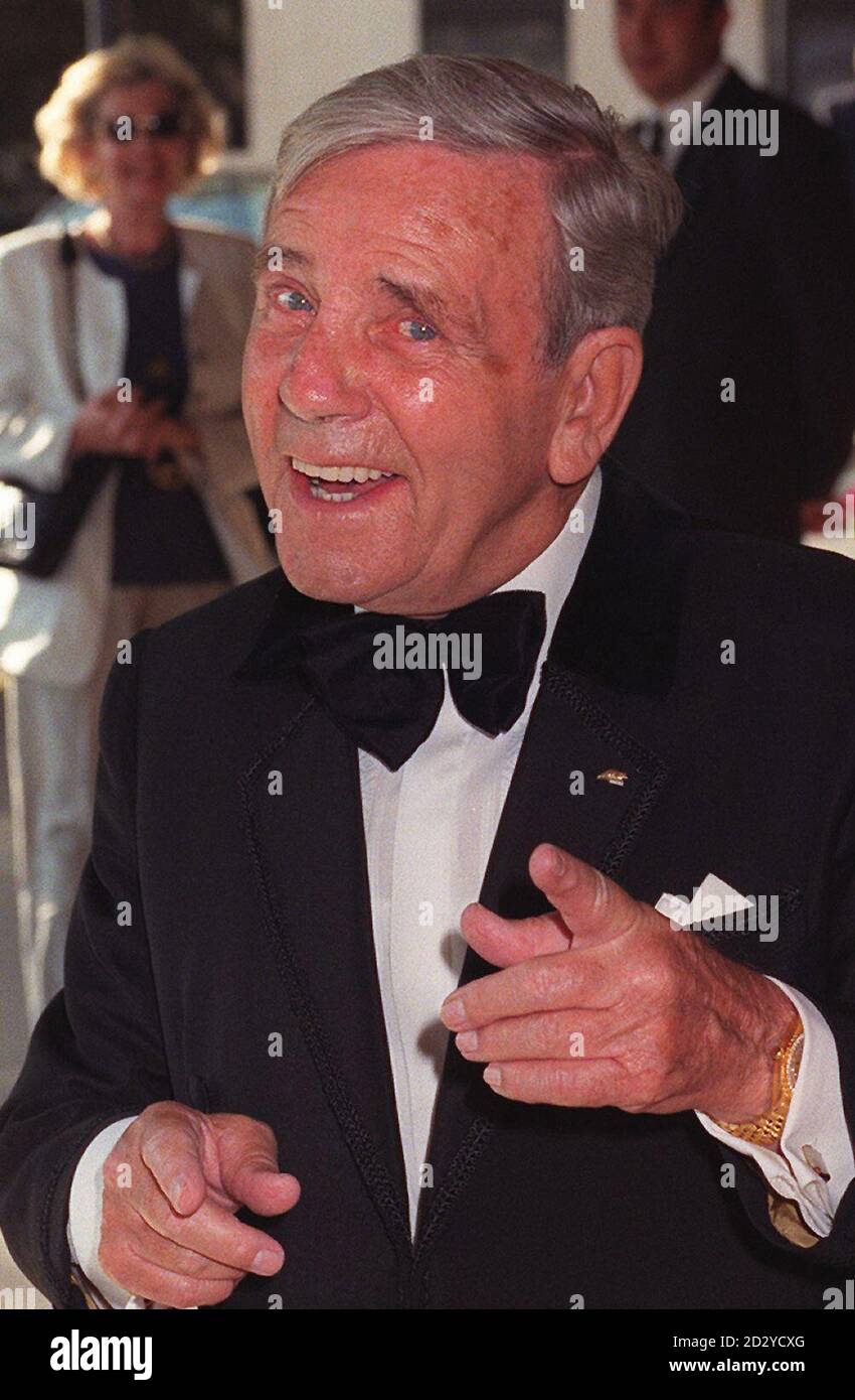 File della biblioteca datato 09.06.96 del comico veterano Norman Wisdom che celebra il suo ottantaduesimo compleanno mercoledì 04.02.98. Foto di Adam Butler/PA Foto Stock