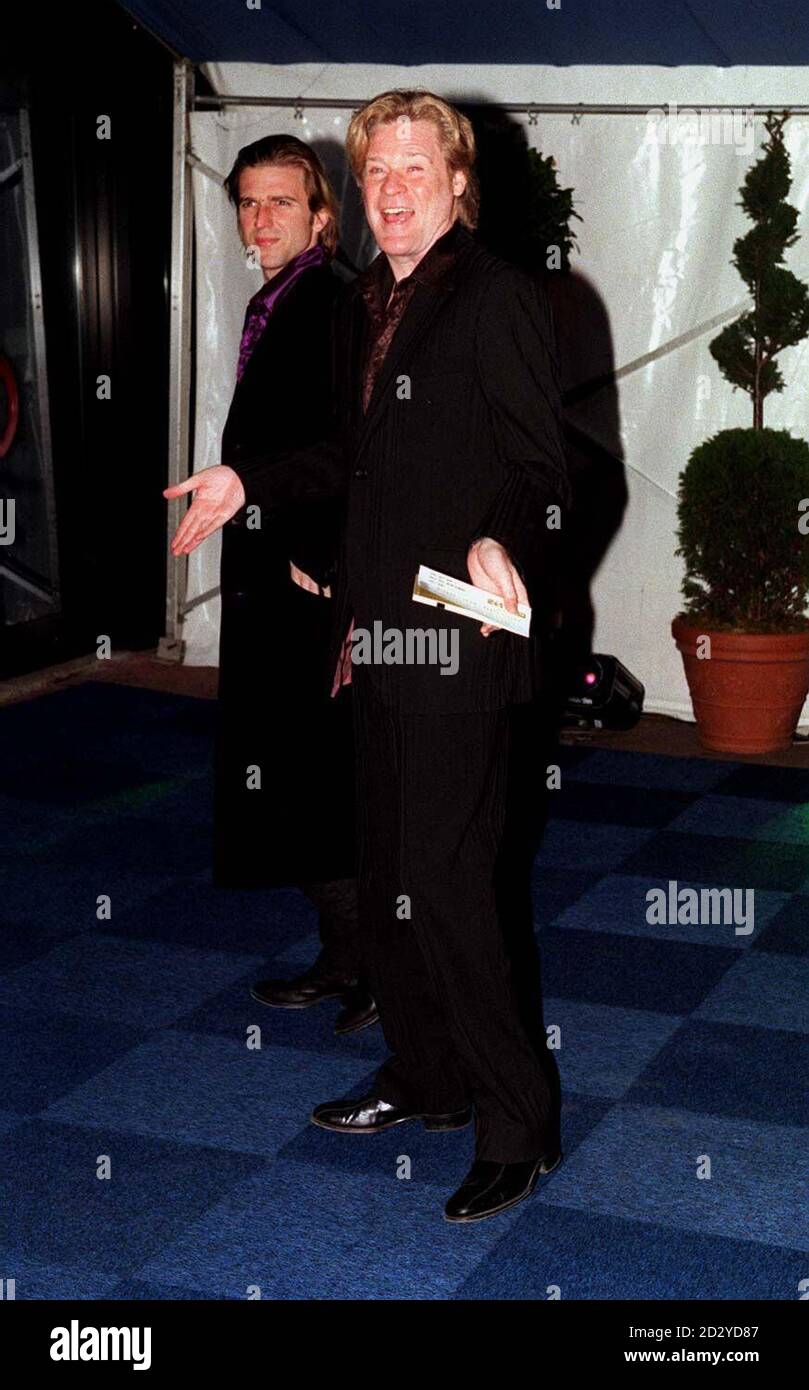 PA NEWS PHOTO 9/2/98 DARYL HALL DEL GRUPPO 'HALL AND OATS' PARTECIPA AL BRIT. PREMI. 1998 PRESSO LA LONDON ARENA Foto Stock