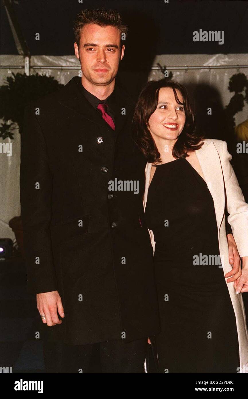 PA NEWS PHOTO 9/2/98 I RELATORI DELLA TV PER BAMBINI JAMIE THEAKSTON E JAYNE MIDDLEMISS PARTECIPANO AL BRIT. PREMI. 1998 PRESSO LA LONDON ARENA Foto Stock