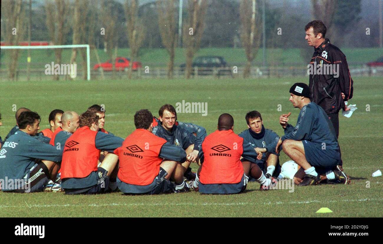 Gianluca Vialli (destra), neoeletto giocatore/manager in seguito alla partenza di Ruud Gullit, parla con il team Chelsea con l'assistente manager Graham Rix (in piedi) durante l'allenamento di oggi (venerdì) presso l'Imperial College Training Ground, ad Harlington. Vedi PA storia CALCIO Gullit Vialli. Foto di Tim Ockenden/PA Foto Stock