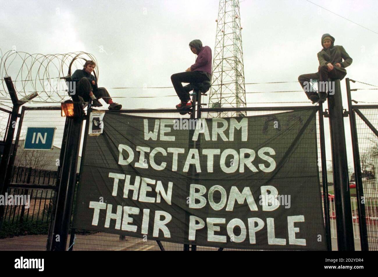 Gli attivisti della pace hanno organizzato oggi (lunedì) una manifestazione per protestare contro la minaccia di attacchi aerei contro l'Iraq. Circa 100 persone arrivarono alla base aerea di Northwood, Middlesex, sede della Joint Rapid Deployment Force. E' dalla base che ogni attacco aereo sull'Iraq sarà autorizzato. Foto di Michael Stephens. Vedi PA Storia POLITICA Iraq. Foto Stock