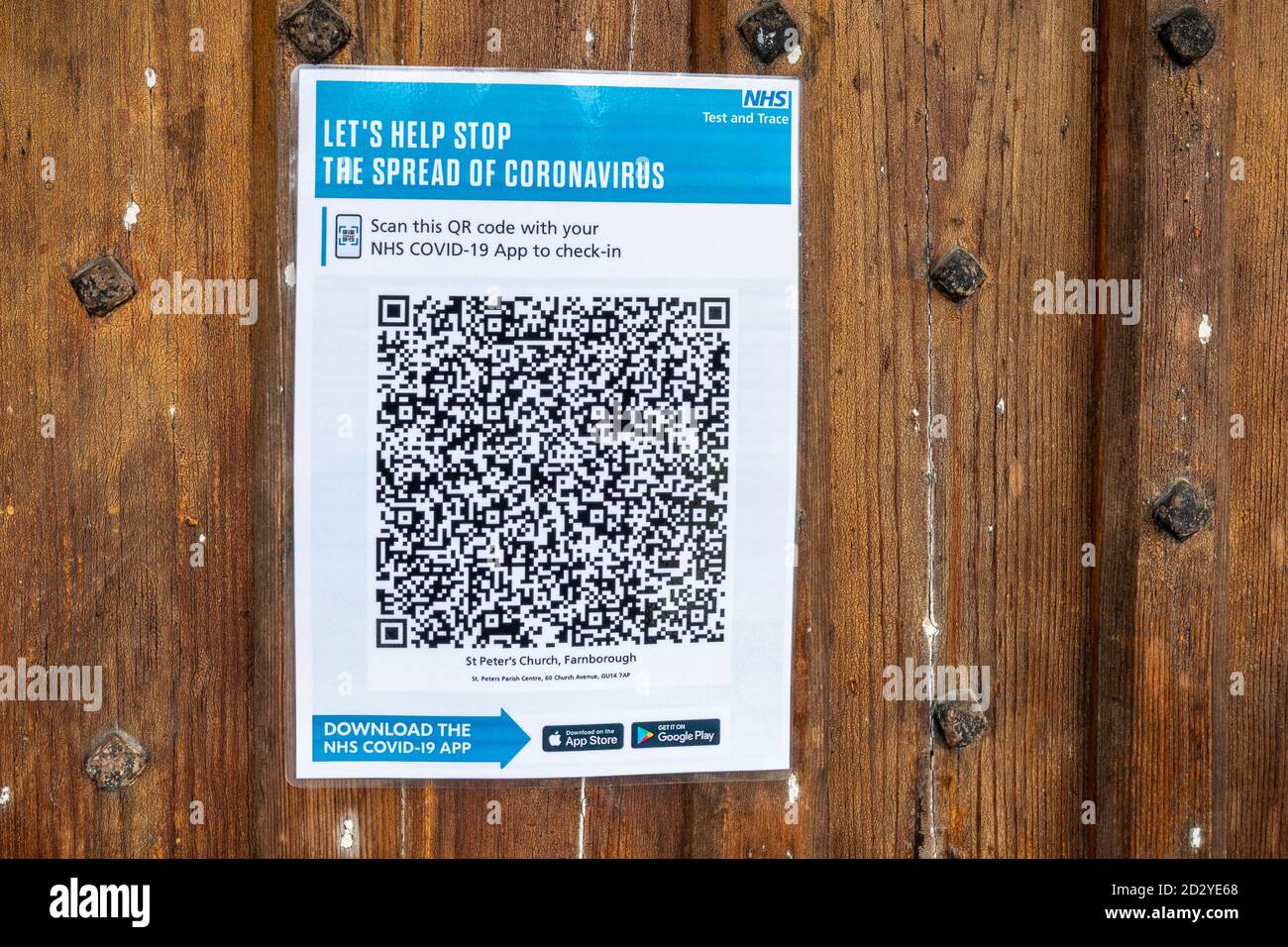 Un codice QR o un codice a barre a matrice sulla porta di una chiesa da sottoporre a scansione con l'app di tracciamento del coronavirus NHS covid-19, Regno Unito, ottobre 2020 Foto Stock