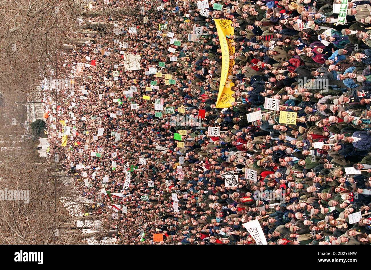 I sostenitori di Countryside March si fanno strada attraverso le strade di Londra. * 26/2/2001: La Countryside Alliance pro-hunting ha annunciato che la sua marcia di protesta prevista per marzo 18 2001 attraverso Londra è stata rinviata almeno all'inizio di maggio. La decisione fa seguito ad ulteriori focolai di afta epizootica. Gli organizzatori hanno affermato che la decisione era stata presa nell'interesse degli agricoltori britannici. Foto Stock