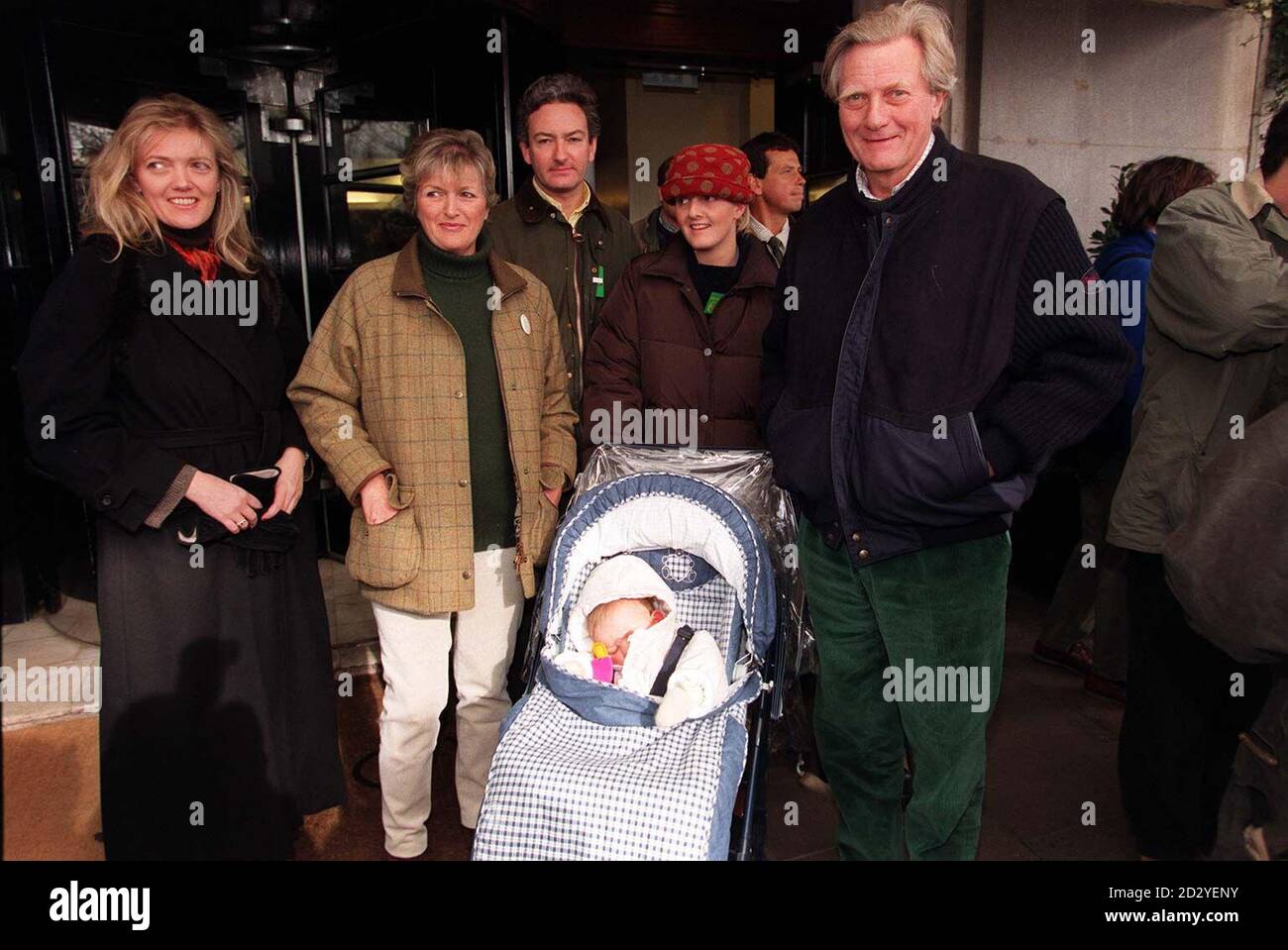 Michael Hesseltine con sua moglie, Anne, figlia Annabel , e la figlia Alexandra con suo marito Nicholas Williams alla marcia di campagna a Londra oggi (Domenica). Foto di Peter Jordan/PA Foto Stock