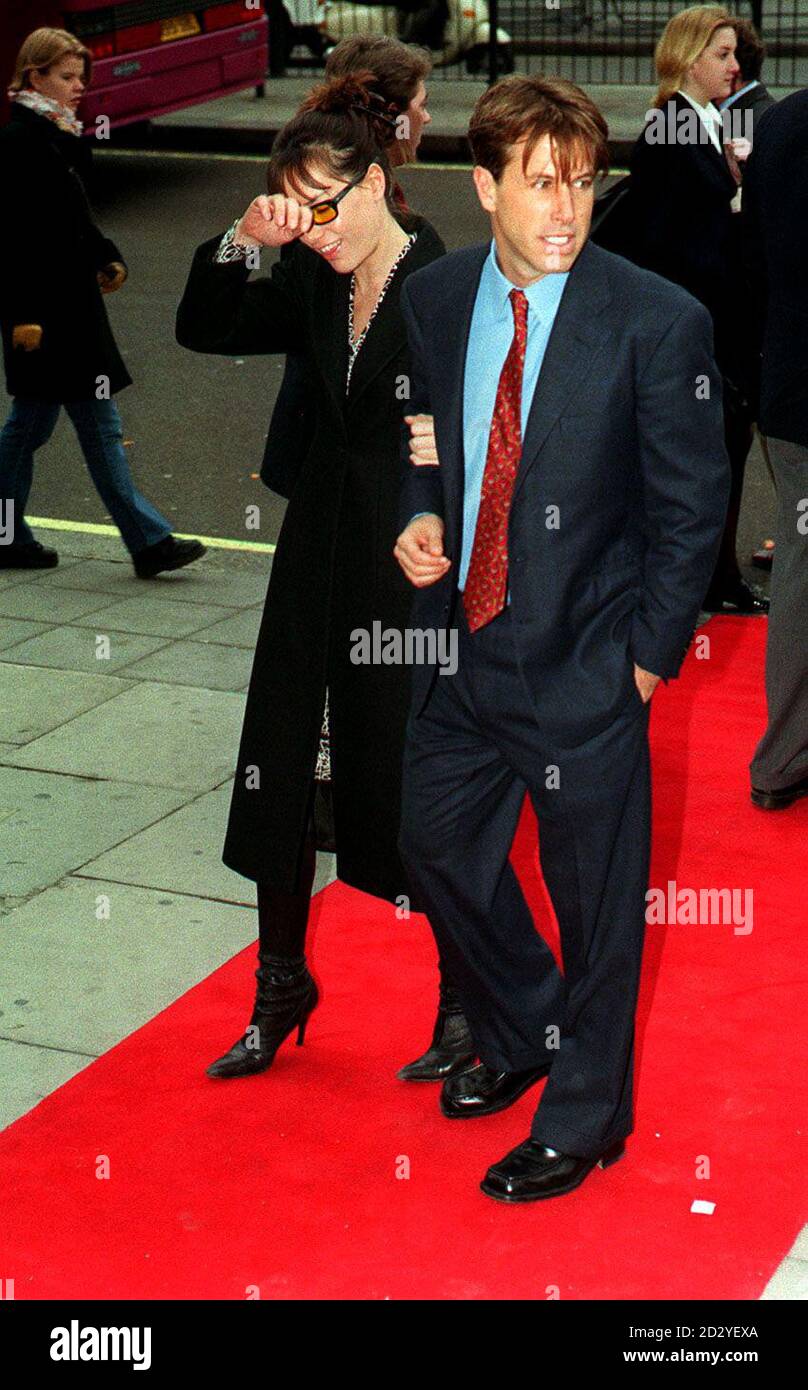 PA NEWS PHOTO 27/2/98 Tara Palmer Tomkinson al 1998 Empire Awards a Piccadilly, Londra questo pomeriggio (Venerdì). Foto di Adam Butler/PA Foto Stock