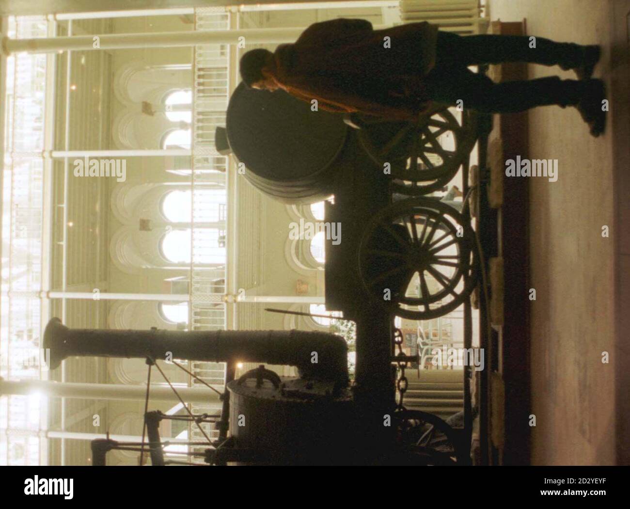 Wylam Dilly il più antico motore ferroviario del mondo ha pattinato nella sala principale del museo reale di Edimburgo oggi (Mercoledì). I cuscini d'aria lo hanno riportato in mostra dopo essere stato riposto per gli ultimi quattro anni. Foto di David Cheskin/PA. Foto Stock