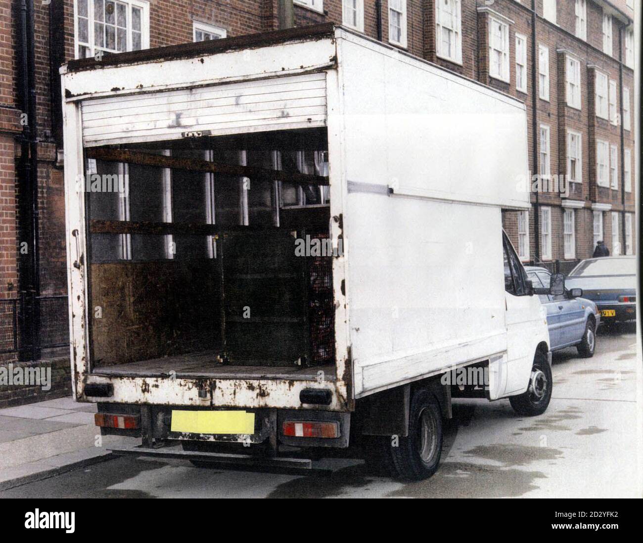 La polizia ha emesso una foto che mostra il pulmino bianco utilizzato dai ladri per trasportare denaro dal sito di rapina a Tabard Street, dove intendevano trasferirlo a un altro pulmino. All'interno del furgone si può vedere una delle casse di denaro. Sette uomini sono stati oggi (mercoledì) condannati a Kingston Crown Court per la loro parte in Gran Bretagna più grande RAID di denaro su un furgone di sicurezza. Il raid avrebbe neted la banda 6 milioni in usato 20 note. Foto PA. Vedi PA storia COURTS Securitas. Foto Stock