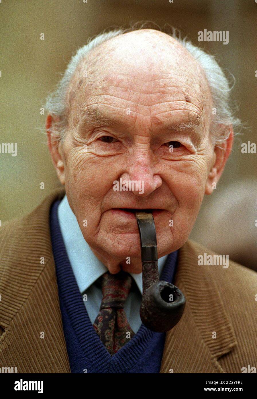PA NEWS PHOTO 16/3/98 MAURICE DENHAM AL PHOTOCALL DI LONDRA PER IL LANCIO DEL NUOVO PROGRAMMA BBC RADIO 4 * 25/07/02 Maurice Denham è morto, 92 anni nella casa di cura di Denville Hall a Northwood, Middlesex, per cause naturali. Dharma era uno degli attori più ricercati e versatili della Gran Bretagna per oltre mezzo secolo.anche se spesso gettato come ufficiale o ufficiale militare, ha giocato clown, detective, clergymen, spivs, aristocratici e tramps in 100 film e una miriade di spettacoli televisivi e radiofonici. Da Macbeth alle voci nella versione cartoon di George Orwell's Animal Farm, Foto Stock