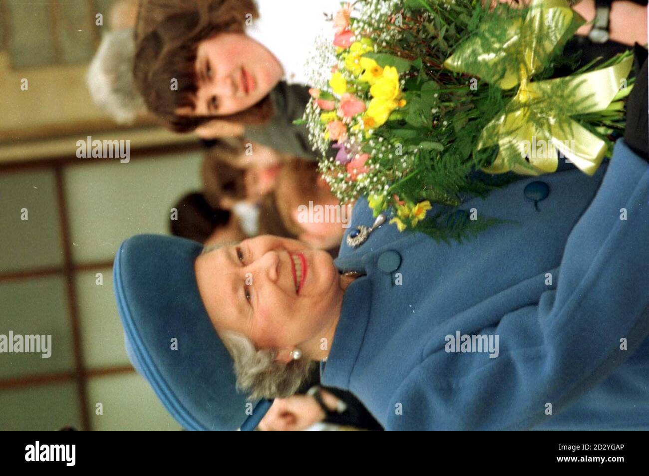 La regina è arrivata oggi a Exeter (venerdì), ed è stata accolta da centinaia di scolari locali che agitavano Union Jacks. Visita PA Story ROYAL Queen. Foto Stock