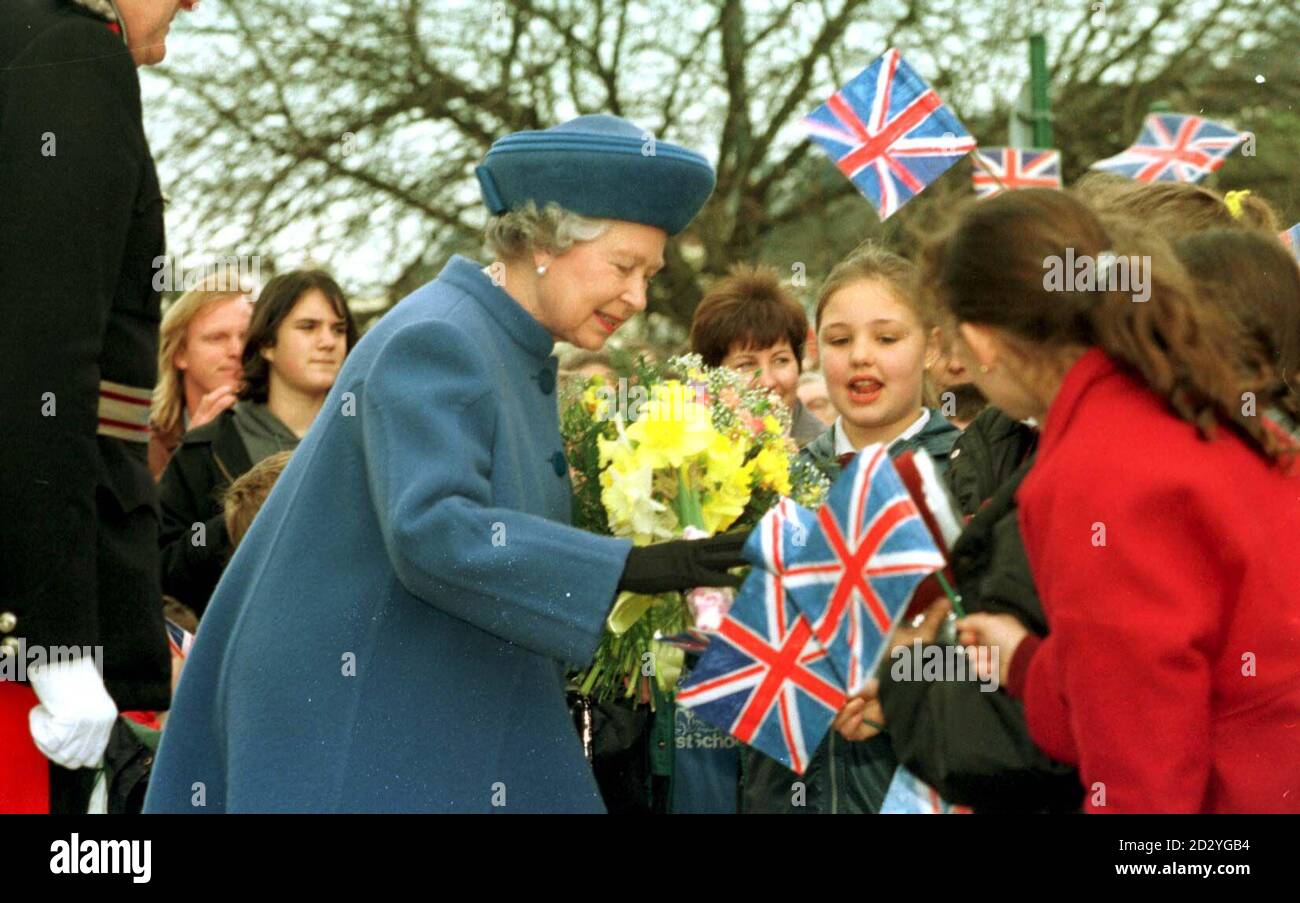 La regina è arrivata oggi a Exeter (venerdì), ed è stata accolta da centinaia di scolari locali che agitavano Union Jacks. Visita PA Story ROYAL Queen. Foto Stock