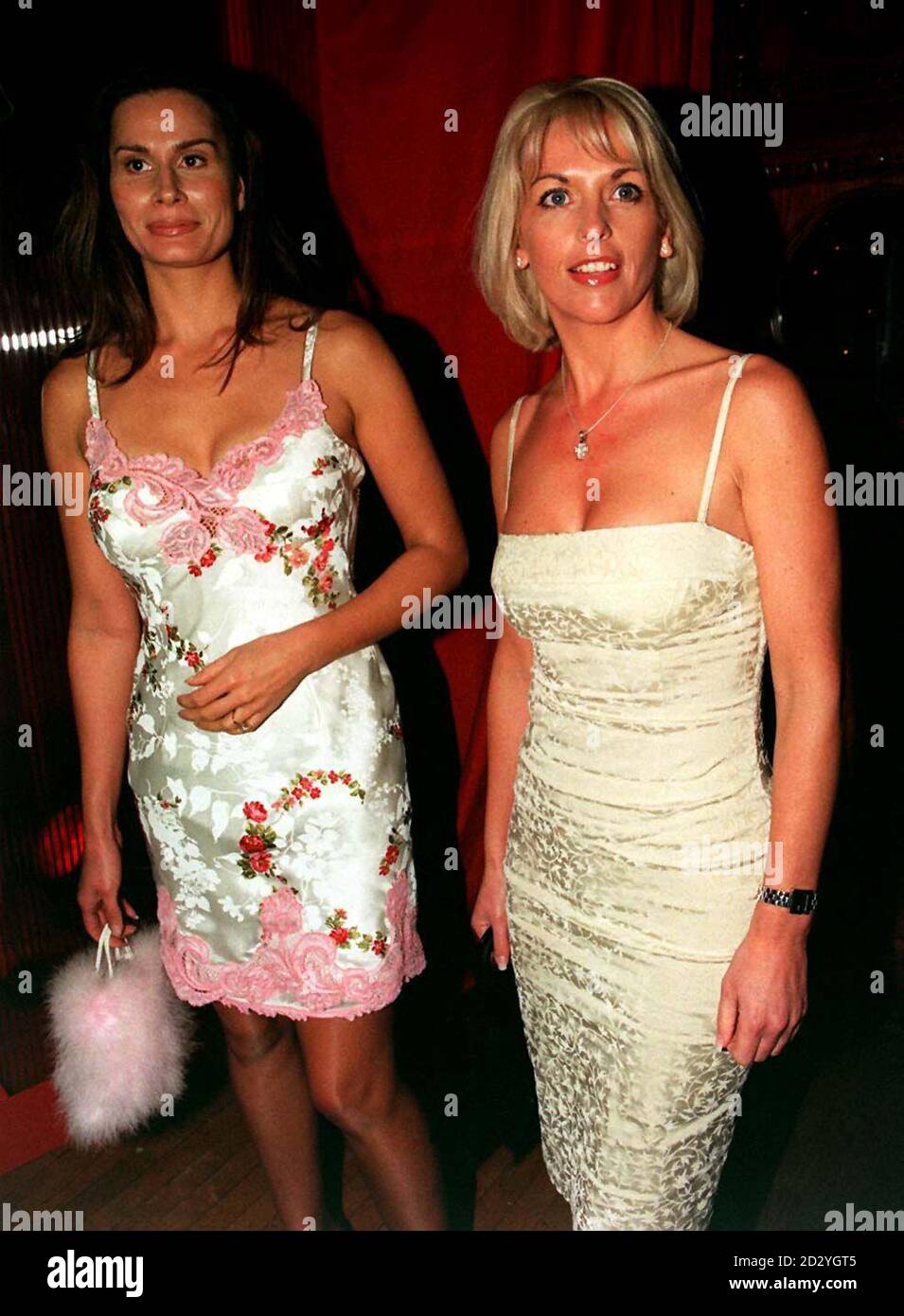 IL FASHION DESIGNER ISABELL KRISTENSEN E IL MODELLO SHERYL GASCOIGNE PARTECIPANO AL FILM PREMIERE OF 'SCREAM 2' AL CINEMA VIRGIN, FULHAM ROAD, LONDRA * 8/12/2000 Foto Stock