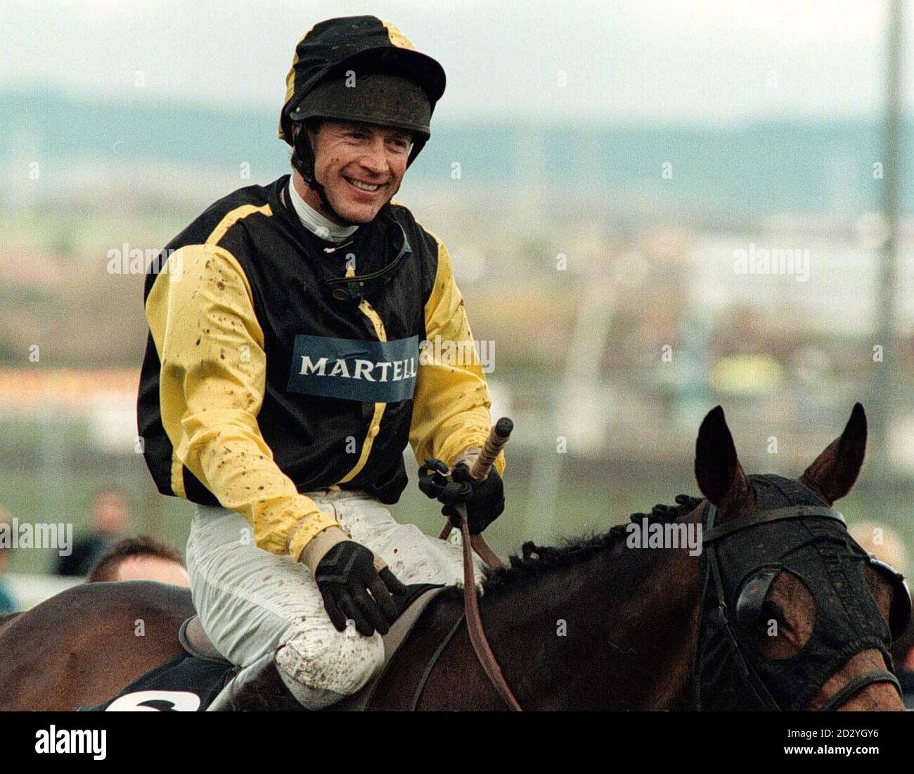 Tutti i sorrisi per Carl Llewellyn dopo aver cavalcato la Earth Summit alla vittoria nel 1998 Martell Grand National ad Aintree questo pomeriggio (Sabato). Foto di John Giles/PA Foto Stock