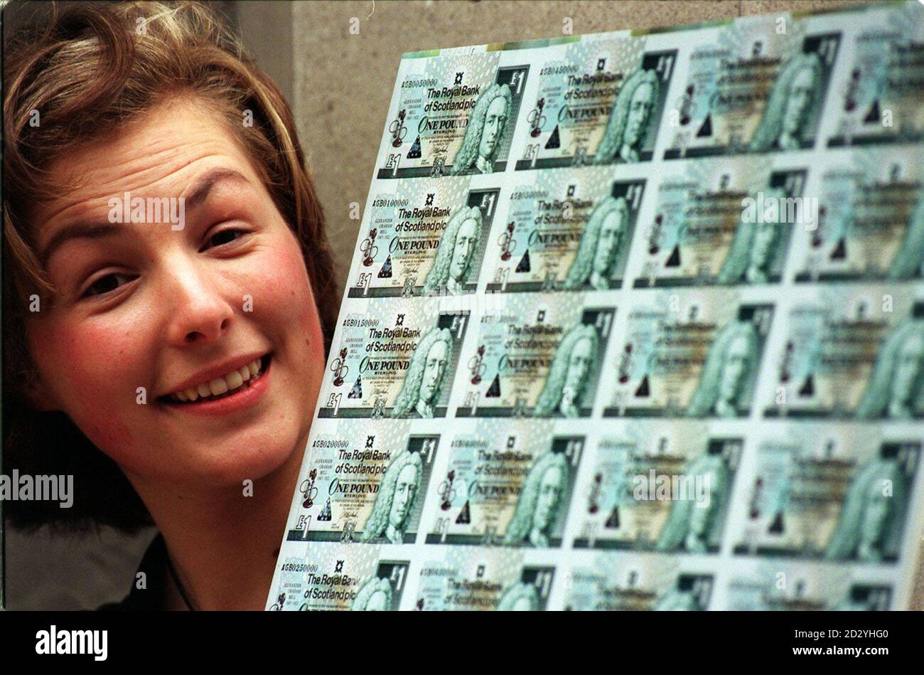 Bettina Vinson, di 23 anni, della Spink Auctioneers, con una copia del foglio unico non rifilato di trentadue banconote commemorative da 1 rilasciato dalla Royal Bank of Scotland per essere venduto per conto di Childline, la linea di aiuto nazionale gratuita per i bambini in difficoltà o in pericolo. Foto di John Stillwell/PA Foto Stock