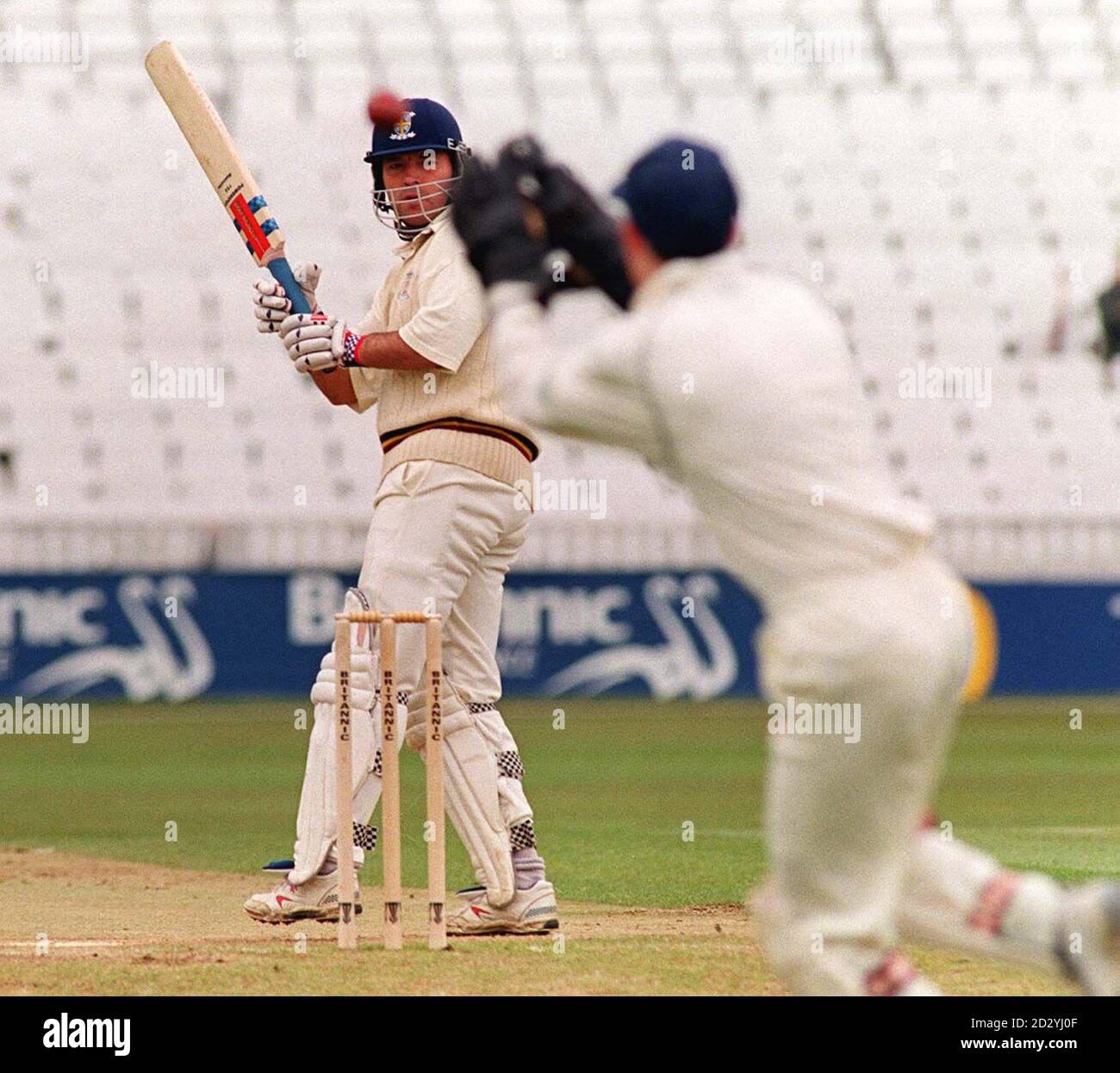Mike Roseberry di Durham vede un colpo di gancio chiaro del wicketkeeper T Frost di Warwickshire durante l'ultimo giorno di oggi (martedì) della partita Britannic Assurance a Edgbaston. IMMAGINE DAVID JONES/PA Foto Stock