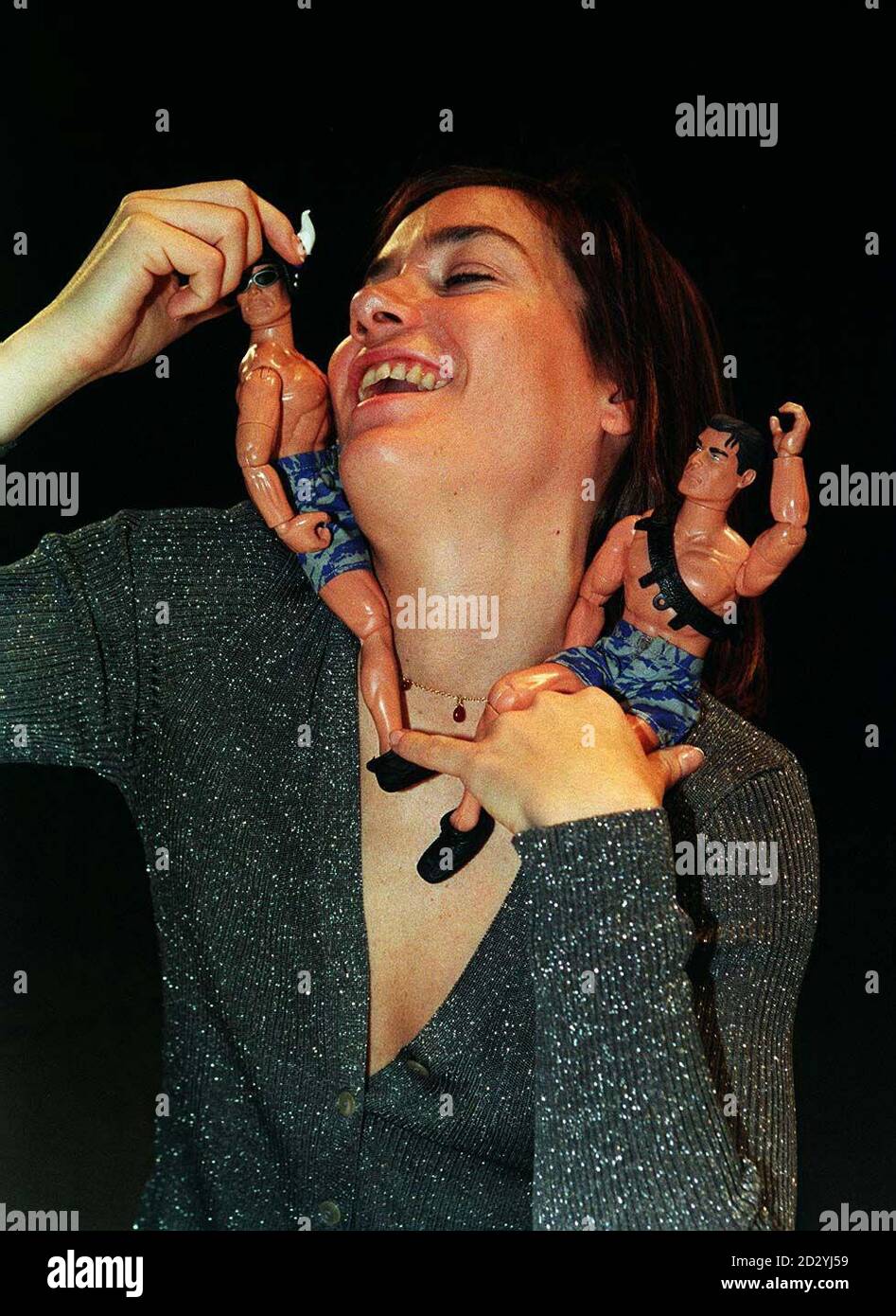 PA NEWS PHOTO 21/4/98 TARA PALMER TOMKINSON SI PONE CON UN BAMBOLA UOMO D'AZIONE IN UN CONCORSO PER TROVARE IL REALE VITA VIVENTE AZIONE UOMO PER APPARIRE ALLE APPARIZIONI PUBBLICHE IN LONDRA Foto Stock