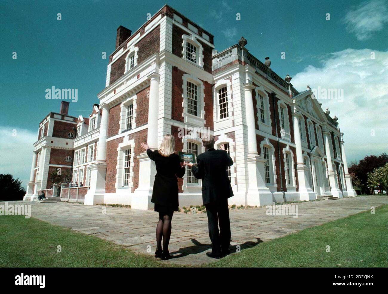 Potenziali acquirenti ammirare Hill Hall, vicino Epping in Essex oggi (Martedì). Il grado 1 ha elencato la casa elisabettiana, che è stata usata come prigione aperta delle donne durante gli anni 60, è stato salvato dal decadimento e dalla dereliction da un programma importante quattro anni 2 milione di riparazione e di restauro dal patrimonio inglese. Si dice che Christine Keeler - la donna al centro del famoso scandalo politico, il 'profumo Affair' - era una volta un intern nella sala durante il suo tempo sotto la proprietà della Commissione del carcere. Foto di Stefan Rousseau/PA Foto Stock