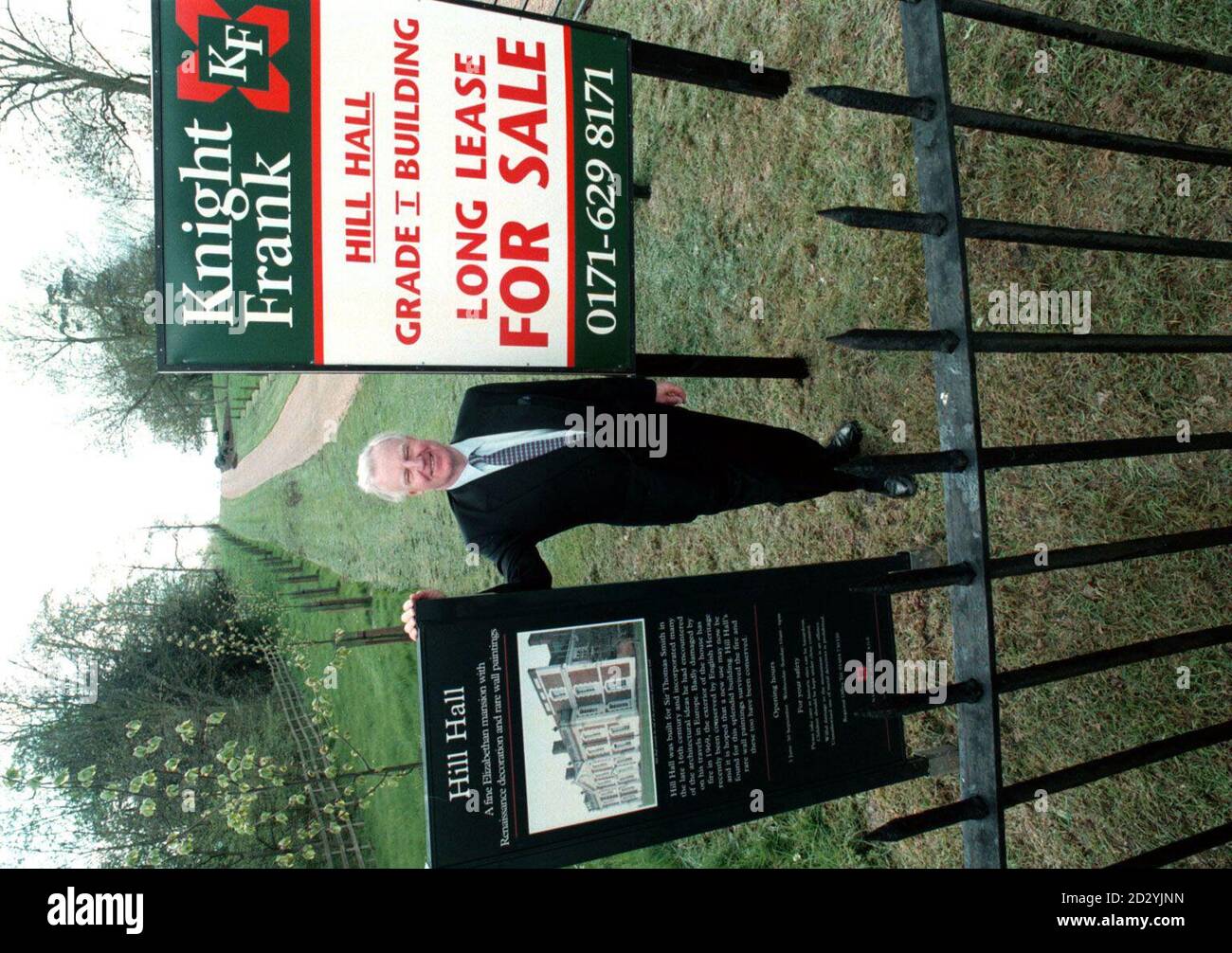 Sir Jocelyn Stevens, presidente del patrimonio inglese, fuori Hill Hall, un edificio elisabettiano di grado i e ex prigione femminile in Essex, che è stato messo in vendita oggi (Martedì). Foto di Stefan Rousseau Foto Stock