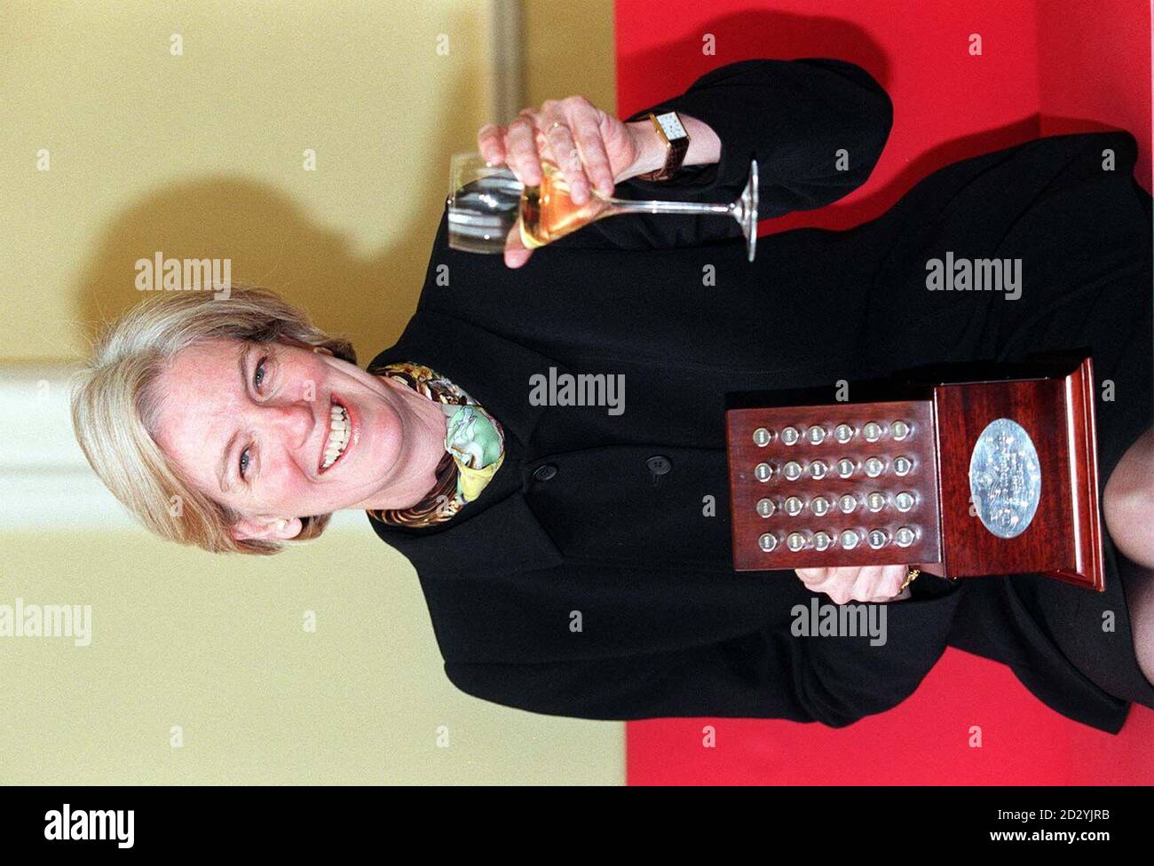 Marjorie M Scardino, Chief Executive di Pearson PLC lancia con champagne e un trofeo dopo aver vinto il premio Veuve Clicquot Busniess Woman of the Year 1997 a Claridges. * 4/3/02: Pearson ha riportato un calo dei profitti nell'ultimo anno dopo essere stato colpito dalla recessione pubblicitaria. Il gruppo ha detto utili ante imposte per l'anno al dicembre 31, prima delle voci una tantall, è sceso del 12% rispetto all'anno precedente, passando da 333 milioni a 294 milioni. Pearson ha detto che i profitti correlati alla pubblicità televisiva e dei giornali in calo, e un aumento degli interessi, più che compensare i miglioramenti altrove. Foto Stock