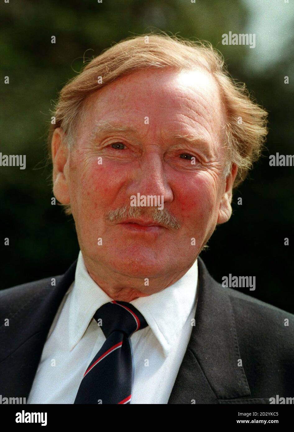 PA NEWS PHOTO 26/4/98 ATTORE LESLIE PHILLIPS IN OCCASIONE Di Una RIUNIONE DI GALA DEL 40° ANNIVERSARIO PER ATTORI E CREATORI DELLA SERIE DI FILM 'CARRY ON' PRESSO PINEWOOD STUDIOS, LONDRA * 03/08/2000 il veterano di sceneggiatori è quello di giocare un nemico nel film di successo basato sul gioco per computer Tomb Raider. La stella di 75 anni, meglio conosciuta come donna nelle commedie di Carry on e Doctor, suonerà un ex-amico infido del padre dell'eroina cinematografica Lara Croft. Foto Stock