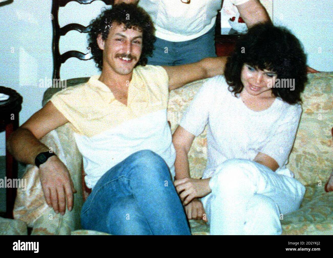 Raccolta non datata di Paul Russell, 33 e Georgina McCarthy, 29. La sig.ra McCarthy è stata scoperta strangolata ieri sera (martedì) nella sua casa di Parc Mellan, Penzance. Il loro figlio Adam, di 18 mesi, è scomparso e la polizia ha lanciato oggi una caccia a livello nazionale per il suo partner estraniato Paul Russell (Wedensday). Vedi PA Story POLIZIA strangolata. Foto di Phil Monckton/PA. Foto Stock