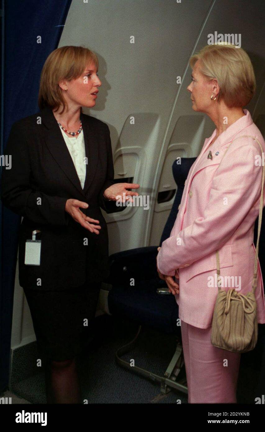 PA NEWS PHOTO 13/5/98 LA DUCHESSA DI KENT PARLA CON IL RIONE RACHEL SU UN MOCK UP DI UN AEREO INTERNO ALL'AEROPORTO DI HEATHROW A LONDRA. BRITISH AIRWAYS E L'UNICEF, ASSOCIAZIONE BENEFICA PER I BAMBINI, HANNO LANCIATO IL LORO APPELLO "CHANGE FOR GOOD", CHE INCORAGGIA I PASSEGGERI DELLA BRITISH AIRWAYS A DONARE LA LORO VALUTA ESTERA DI RISERVA Foto Stock