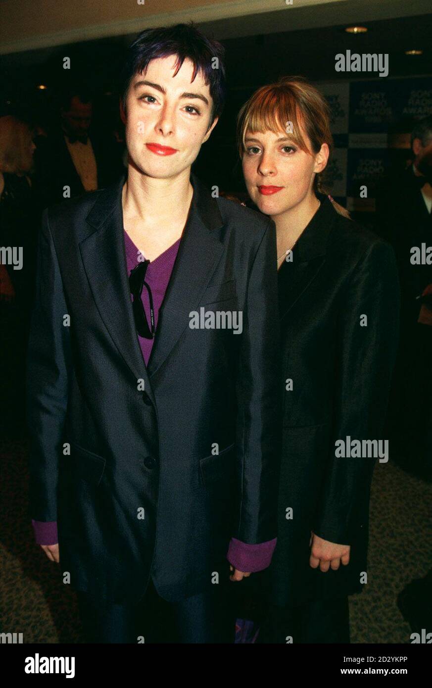 PA NEWS PHOTO 7/5/98 CANALE 4 'S TARDI PRANZO PRESENTATORI TELEVISIVI SUE PERKINS (A SINISTRA) E MEL GIEDROYC ALLA CASA DI GROSVENOR HOTEL A LONDRA PER I SONY RADIO AWARDS 1998 Foto Stock