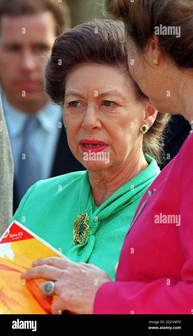 Principessa Margaret durante la sua visita al primo giorno dell'annuale Chelsea Flower a Londra oggi (Lunedi). Sfondo raffigurato, a sinistra è suo figlio Visconte Linley. Guarda la storia sociale di Chelsea. Foto di John Stillwell/PA Foto Stock