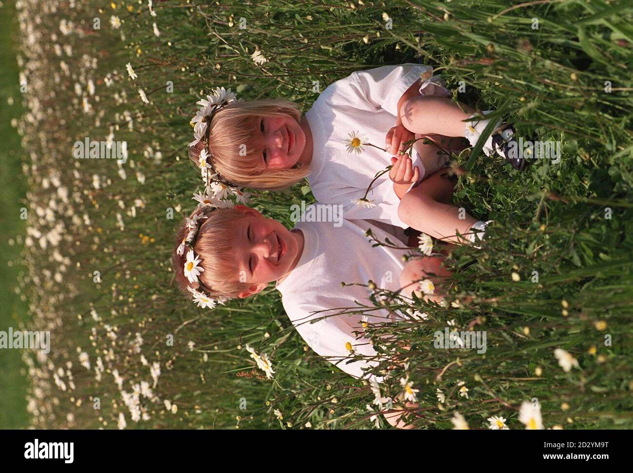 Callum, 5, e Millie Clarke,3, indossare catene a margherita su Hamstead Heath come parte della campagna di sensibilizzazione Toxoplasmosi oggi (Mercoledì). La loro madre Jacquie Clarke campagne per aumentare la consapevolezza del rischio di Toxoplamosis essere passati dalla madre incinta al bambino non ancora nato dopo aver scoperto di avere avuto infezione durante il trasporto di Callum. Il trattamento durante la sua gravidanza ha impedito che l'infezione passasse al bambino e la Toxoplasmosi Trust vuole assicurarsi che più madri sono consapevoli dei rischi e può essere trattata di conseguenza in modo che i loro bambini sono nati sani. Foto di John Stillwel Foto Stock