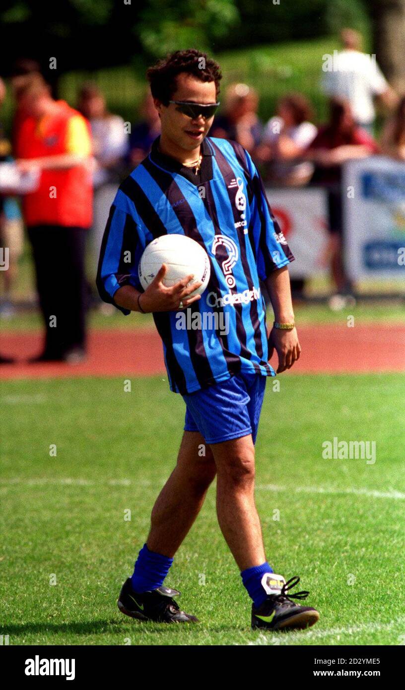 PA NEWS PHOTO 17/5/98 POP STAR FINLEY QUAYE DURANTE LA PARTITA DI CALCIO DI BENEFICENZA DELL'INDUSTRIA MUSICALE SIX AL MILE END STADIUM, LONDRA Foto Stock