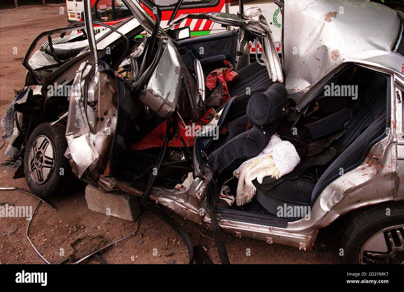 Il naufragio del CD Vauxhall Carlton da 2.2 litri che ha colliso testa a testa con un camion Volvo da 21 tonnellate nella contea di Durham la scorsa notte (venerdì) uccidendo cinque persone. Foto PA. Vedere PA storia INCIDENTE DI MORTE Foto Stock