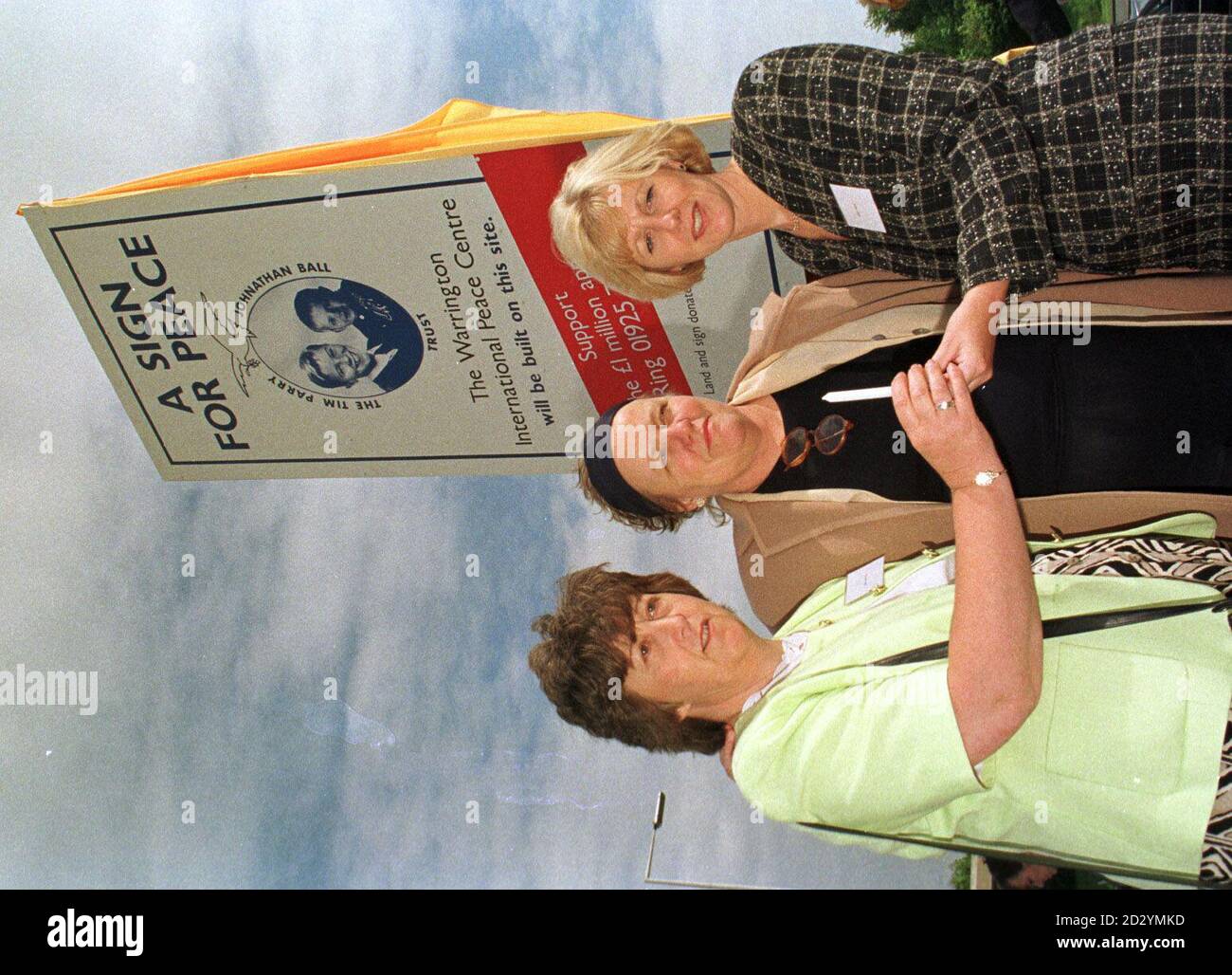 Il dottor Mo Mowlam (centro) presenta Wendy Parry, madre di Tim Parry, uccisa nel bombardamento di Warrington (a destra), con una candela di Joe Dalrymple, figlio di Gerry Dalrymple, assassinato nell'Irlanda del Nord in quello che è stato dichiarato un attacco di vendetta per i bombardamenti di Warrington. A sinistra, è Rita Restorick il cui figlio è stato l'ultimo soldato ad essere ucciso in Irlanda del Nord. Si sono riuniti a Warrington per scoprire il sito del proposto Centro Internazionale per la Pace. Foto di Dave Kendall/PA. Foto Stock