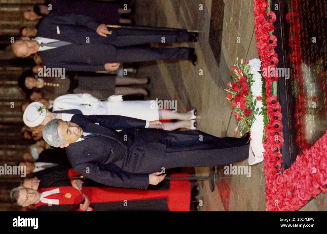 L'imperatore giapponese Akihito si inchina dopo aver deposto oggi una corona alla Tomba del Milite Ignoto all'Abbazia di Westminster (martedì). Visita PA Story ROYAL Emperor. Foto PA (foto WPA REUTERS Rota) Foto Stock