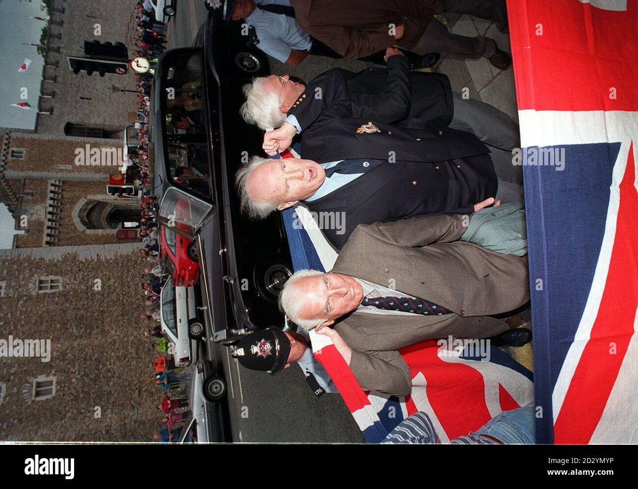 Ex prigionieri di guerra giapponesi (l/r) Glyn Thomas da Neath, Tom Coles da Swansea e Dave Harries da Ammanford, voltano le spalle oggi in protesta (sposi) mentre l'imperatore Akihito lascia il Castello di Cardiff durante la sua visita di stato in Gran Bretagna. La protesta dei veterani di guerra gallesi seguì le scene di ieri al Mall di Londra, quando centinaia di prigionieri di guerra girarono le spalle all'Imperatore e a sua moglie mentre giravano con la Regina in una carrozza reale. Visita PA Story ROYAL Emperor. Foto Stock