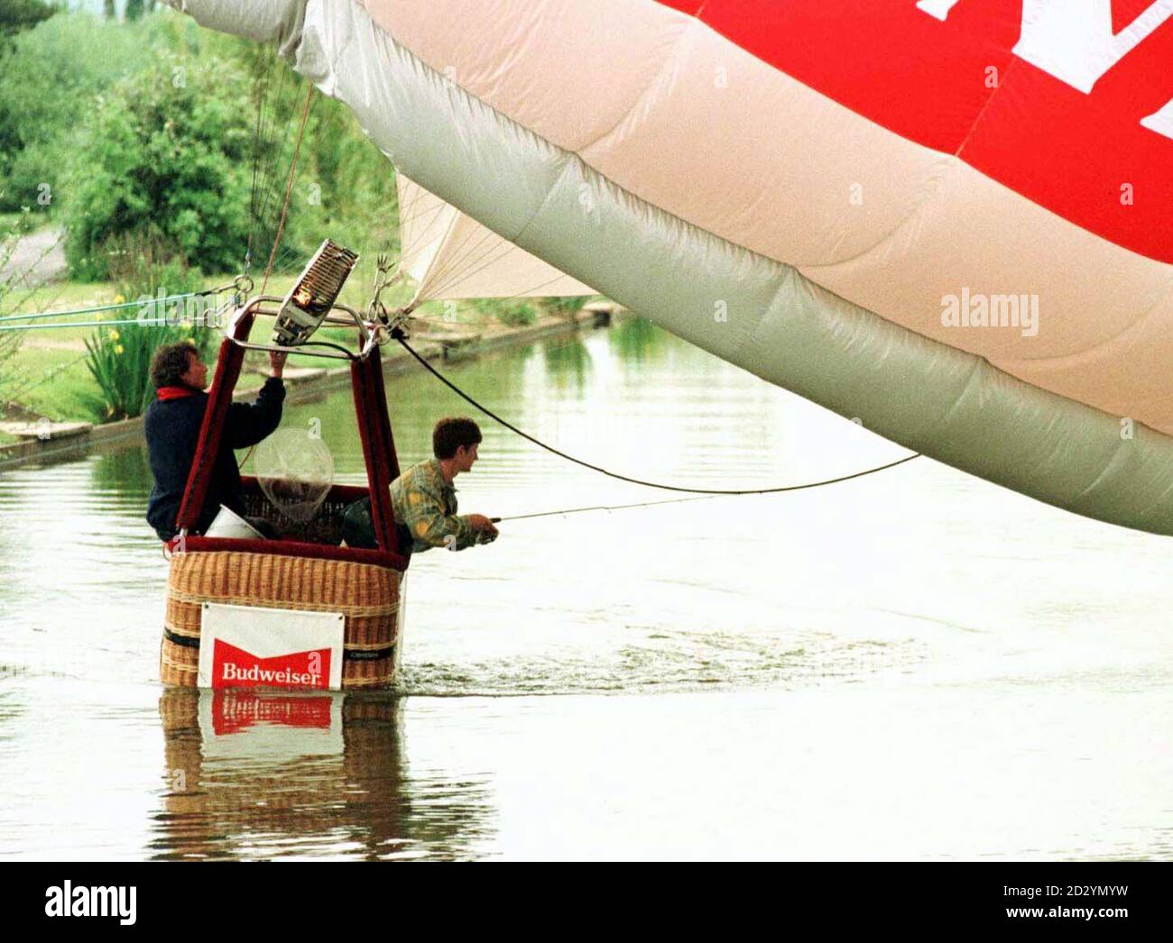 Nick Fisher, presentatore del programma di pesca Channel's 4 "Creaming Reels", tenta la sua entrata nel libro del record mondiale per agganciare un pesce da una mongolfiera a Gold Valley Lakes ad Ash vale, Surrey questa mattina presto (Giovedi). Foto Tim Ockenden/PA Foto Stock